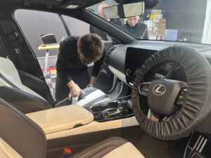 白・黒 コンビ 本革シートのコーティングで汚れ、擦れを大幅軽減！