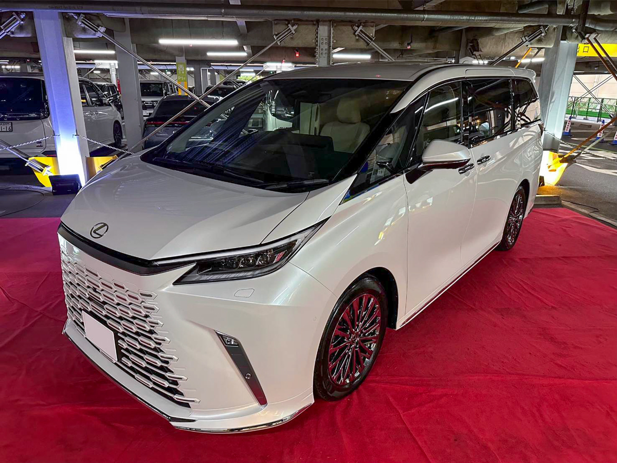 横浜の車内を長く清潔に｜水性Starexシートコーティング【レクサスLM施工】