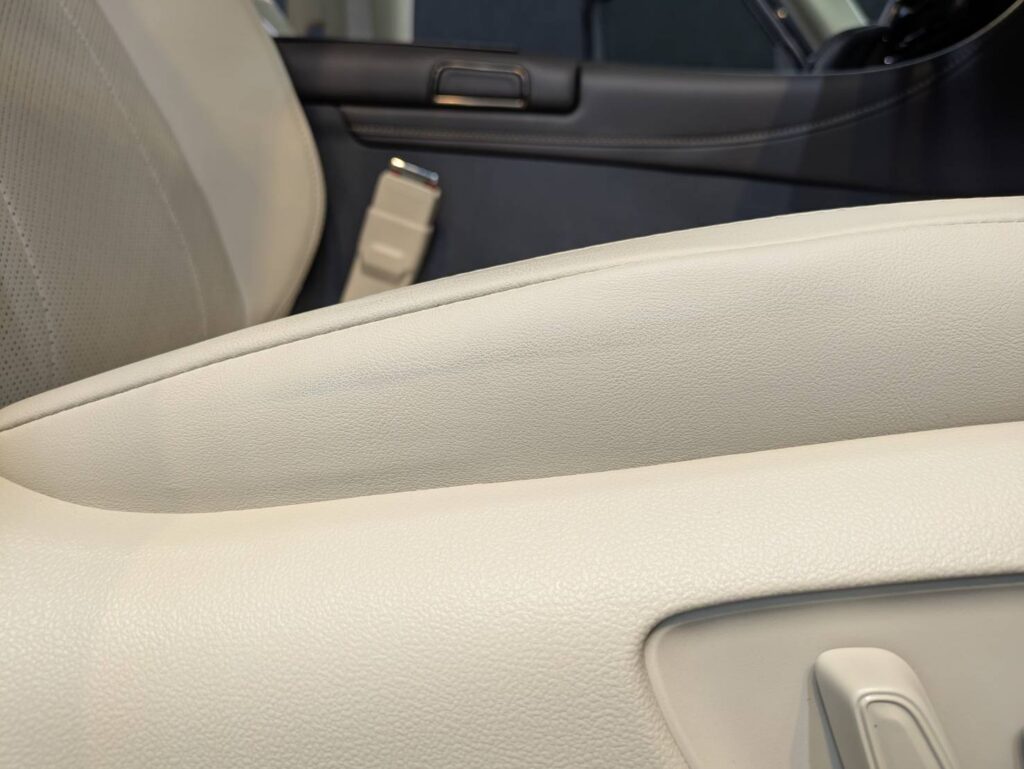 新車レザーシートにうっすらとした色移りが確認できる写真