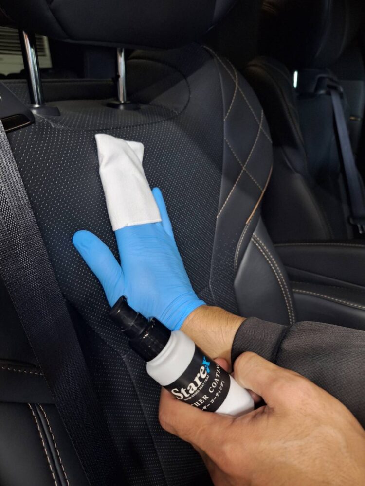 Starexレザーコーティング塗布中 ダイヤモンドステッチ部