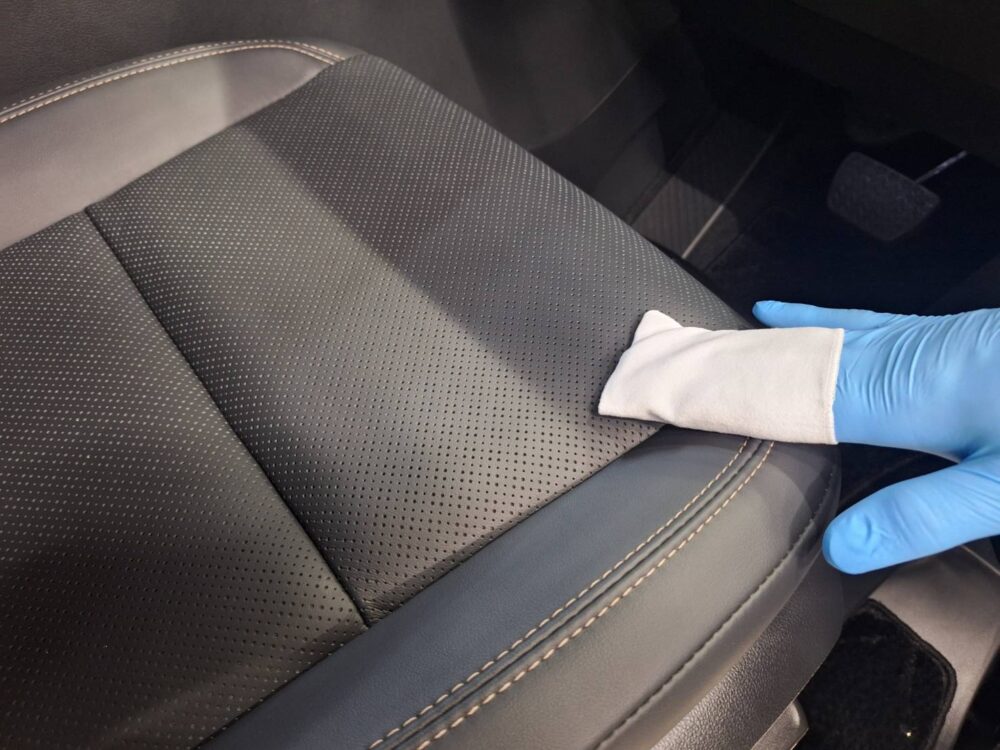 パーフォレーションレザーへの塗布 座面アップ