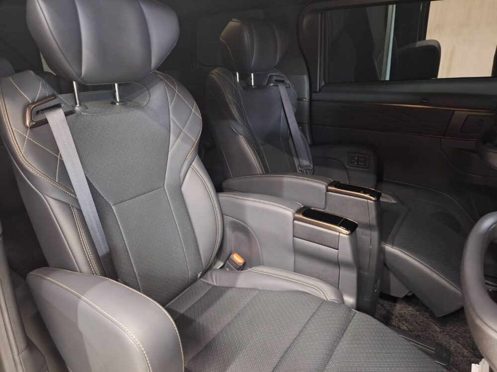 施工後 2列目キャプテンシート