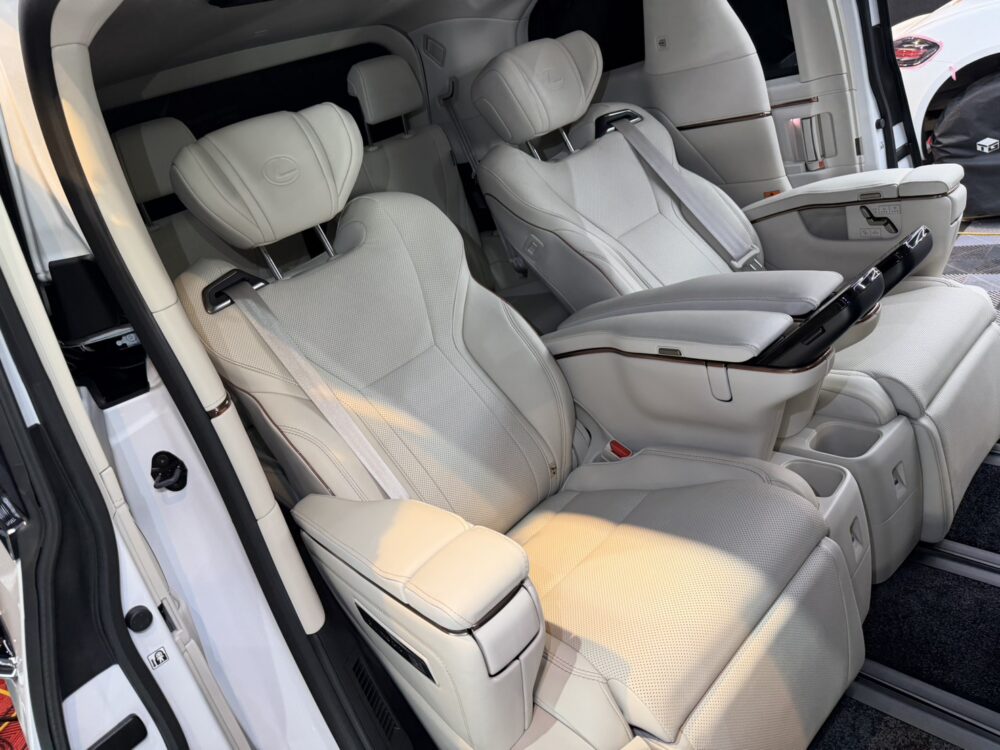 LM 2列目VIPキャプテンシート コーティング施工