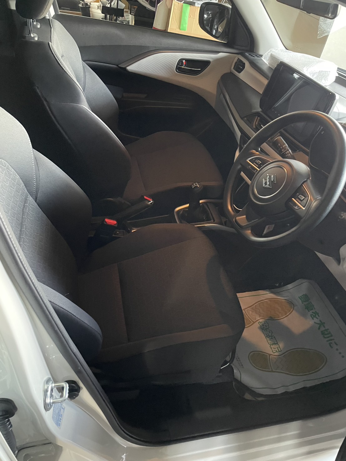 新型スイフト 運転席 ファブリックシート 施工前