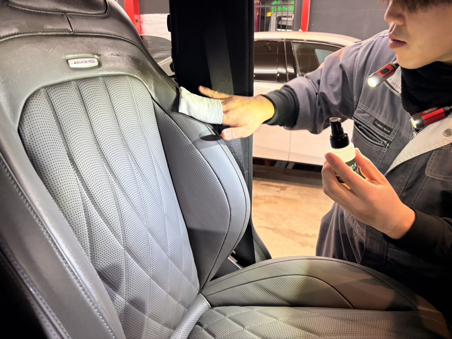 Mercedes-AMG G63 AMGロゴ入り黒革シートへのStarexレザーコーティング施工