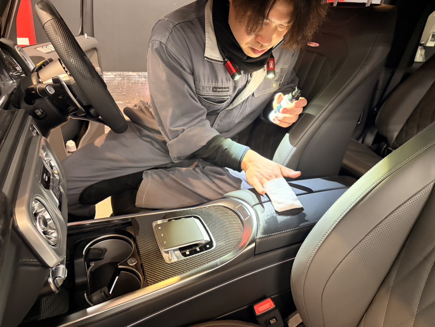 Mercedes-AMG G63 センターコンソール・アームレストへのレザーコーティング施工