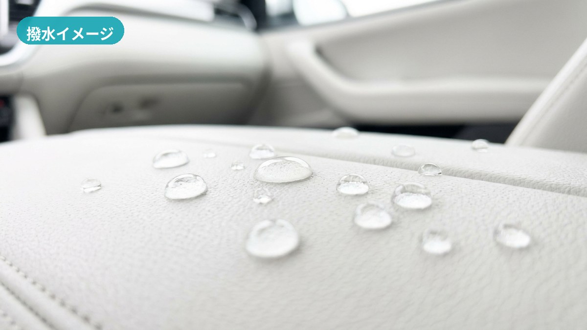 水性シートコーティング施工後、白いレザー表面で水滴が玉状に弾かれる様子（撥水・防汚イメージ）
