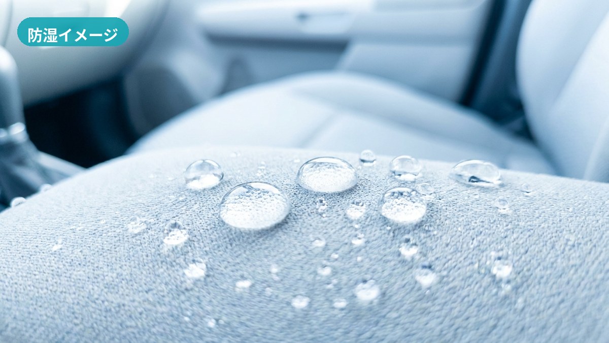 水性シートコーティング後、車のシートで夏の皮脂や飲みこぼしが定着せず拭き取れる様子