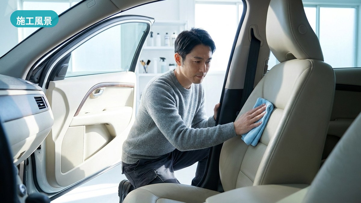 CW-OHTAKI 代表の大滝が、乾燥でこわばりがちな車内の革を一台ずつていねいに施工する様子(行田市)