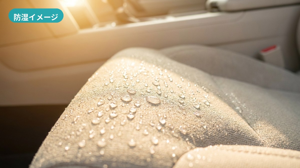 水性シートコーティング後、家族向けの車のシートで舞い込んだ灰や飲みこぼしが拭き取れる様子