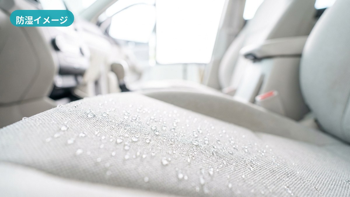 清潔に整えられたガレージハウスの施工スペースと、車内の汚れを丁寧に整える作業の様子