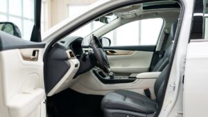営業・社用車の第一印象は「運転席まわり」で決まる｜梅雨明けの車内クリーニングとシート保護