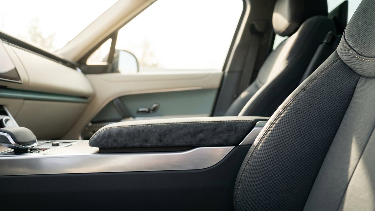 クリーニング後の清潔な運転席まわりのシートのアップ