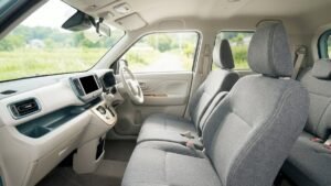 お盆の帰省ドライブと車内の食べこぼし対策｜毎日使う軽自動車のファブリックシートをまるごとリセット