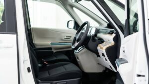 お盆の家族ドライブ前に｜ミニバンの運転席まわりを子どもの食べこぼし・手アカからリセット