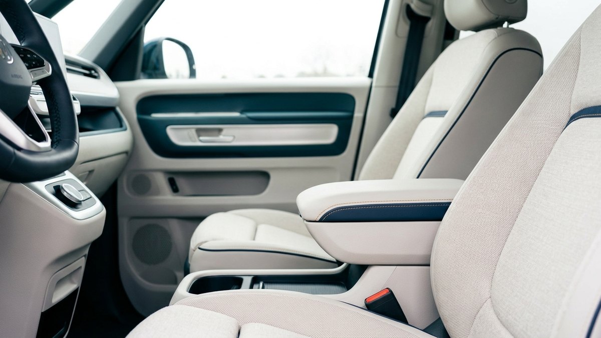 クリーニング後の清潔なミニバン運転席シートのアップ