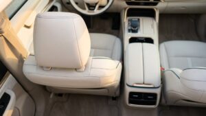 梅雨明け後も続く湿気とニオイ対策｜沖縄のアウトドアSUV、ヘッドレスト・アームレストを清潔に