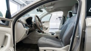 中古車の運転席まわり、汗と皮脂のベタつき・黒ずみをリセット｜堺市・CarBeautySalon Belief