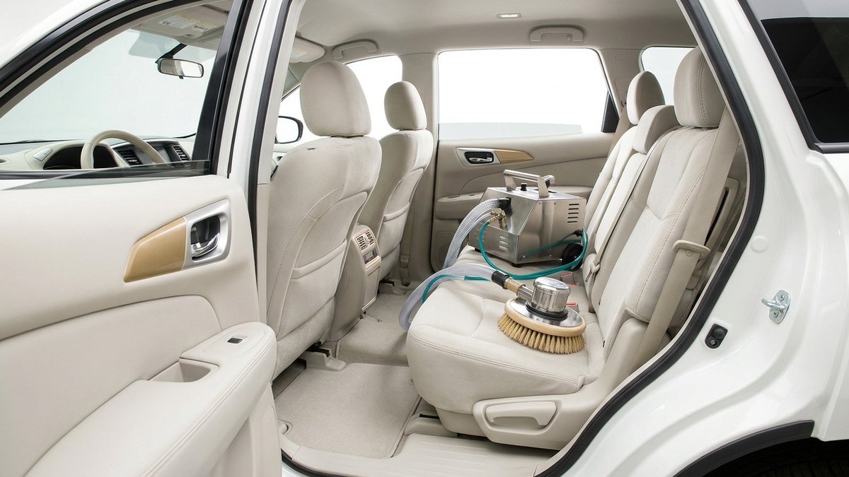 SUVのファブリックシート全体を専用機材で洗浄する車内クリーニングの様子