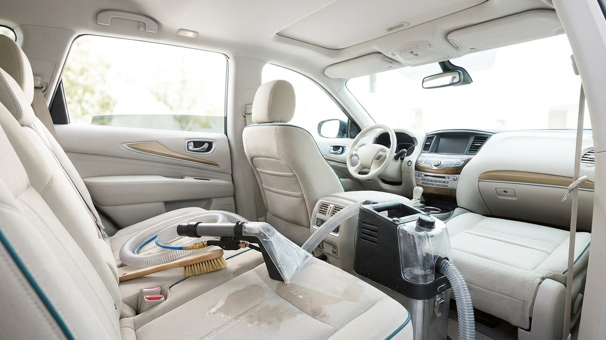 SUVのファブリックシート全体を専用機材で洗浄する車内クリーニングの様子