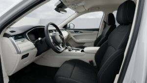 強い日差しから本革の運転席を守る｜紫外線によるレザーの乾燥・色あせ予防｜南城市・ガレージハウス