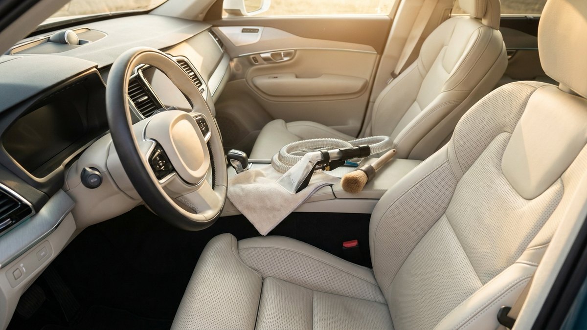 本革の運転席シートを専用の方法でていねいにクリーニングする様子