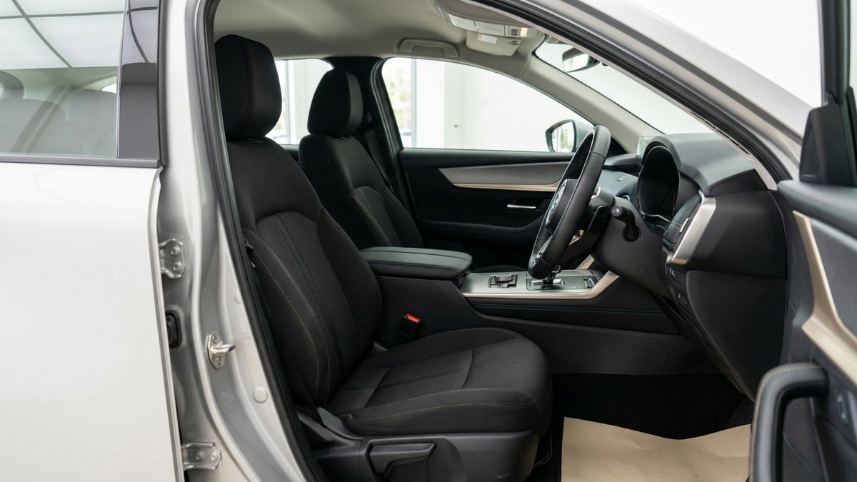 クリーニング後の清潔な本革の運転席シートのアップ