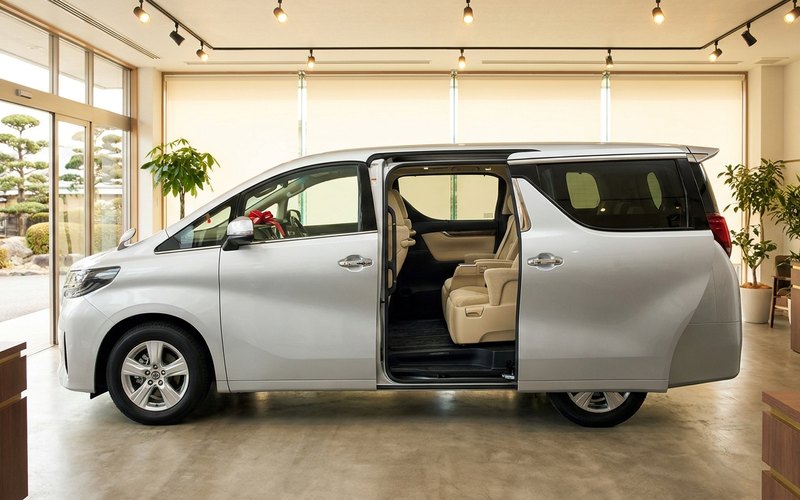 納車準備が整った中古車の車内