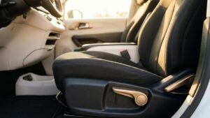 エアコンの季節、ペットと乗る車のシート下部・サイドを清潔に｜車内の空気とシート衛生｜郡山市・満山自動車