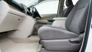 海・プール帰りの濡れ・砂・塩分から守る｜ミニバンのシート下部・サイドの車内クリーニング｜ふじみ野市・得洗隊