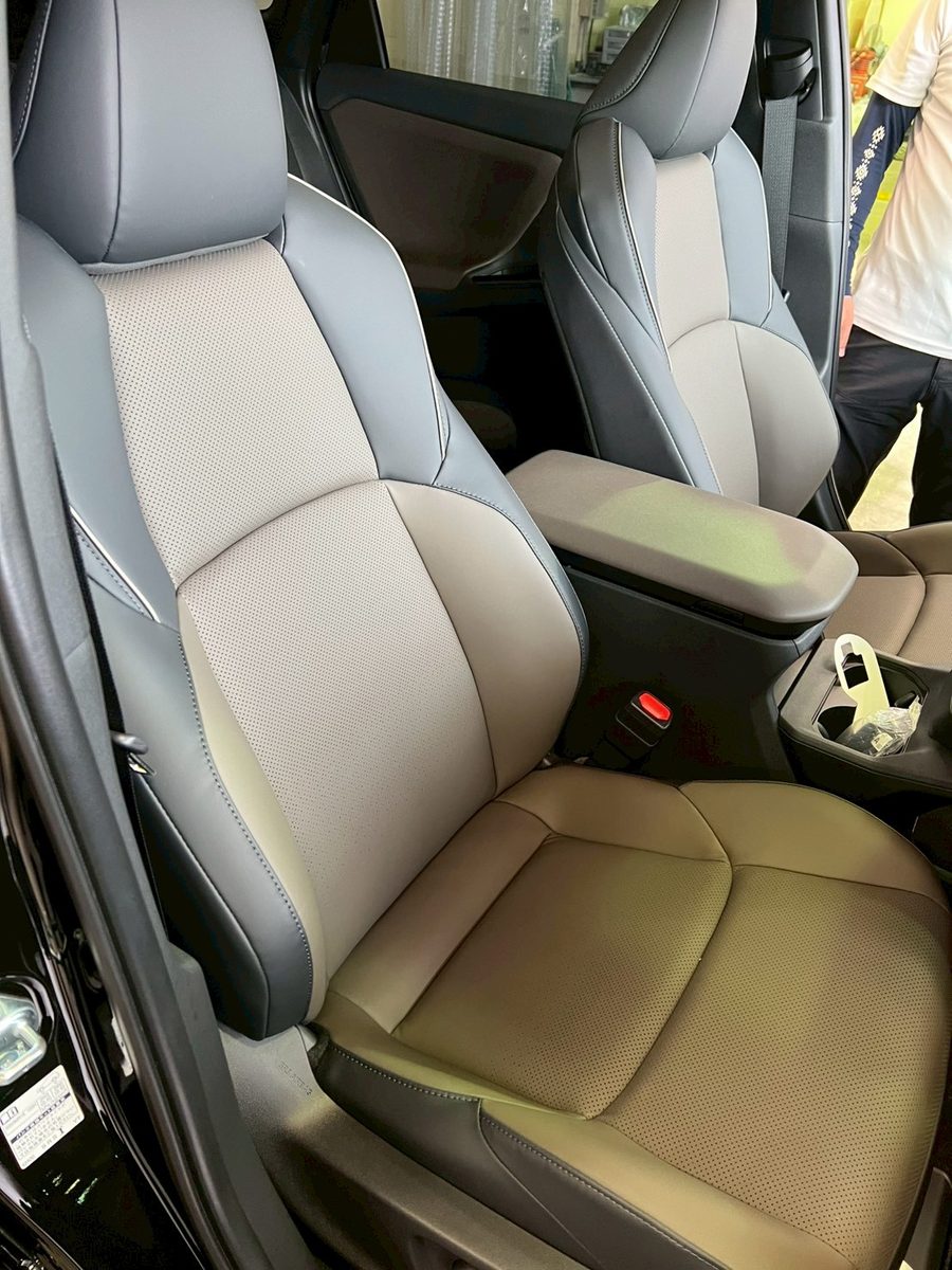 トヨタの電気自動車bZ4Xのフロントシート施工前｜高岡市のスタレックス認定店イリオス高岡