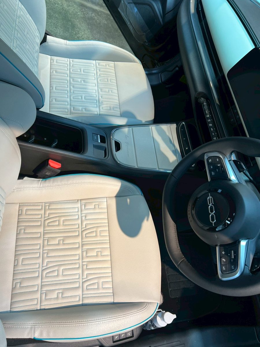 シートコーティング施工後の新車フィアット600の車内シート