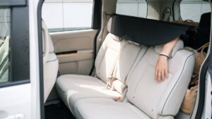新車の後席をきれいに保ちたい方へ、時津町 車内クリーニングで汗・皮脂を整える方法