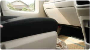 夏休みの海・川・山帰り、汚れたSUVシート下部を丁寧に洗う堺市の車内クリーニング