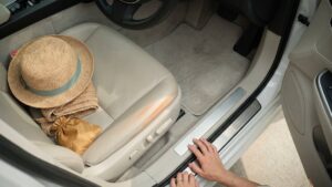 茨城県常総市 車内クリーニング｜墓参りと草取り帰りの泥汚れで傷む運転席まわりを解消