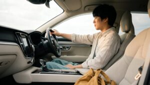 ご高齢のご家族を送迎する方へ、横浜市 車内クリーニングで運転席まわりを整える方法