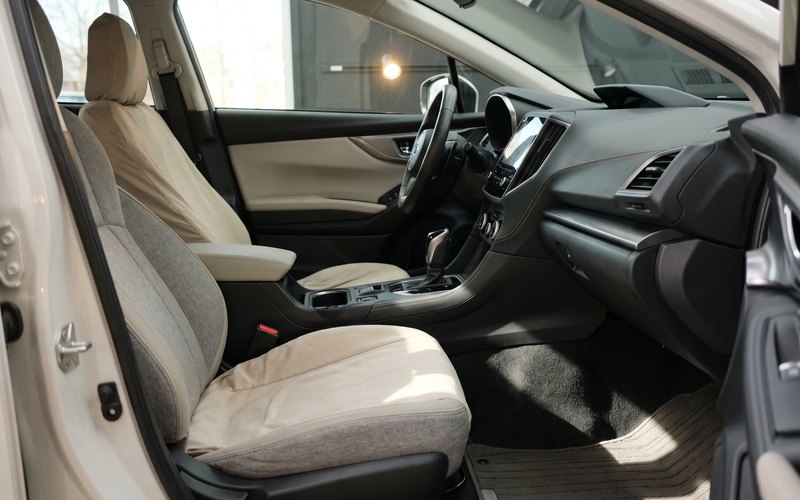 洗浄後の運転席シートに水性シートコーティングを施工しているクローズアップ