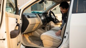 南城市 車内クリーニング｜実家の土産で液だれた運転席まわりを新車オーナーへプロがリセット