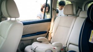 大分県大分市の車内クリーニング｜ペットと帰省する渋滞ドライブの汗・皮脂とベルト周りのケア