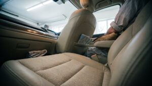 和歌山県和歌山市で車内クリーニング｜お盆の帰省で増える食べこぼし・飲みこぼし対策