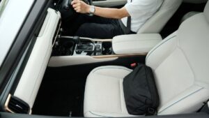 堺市の車内クリーニング｜お盆の渋滞で増える運転席まわりの食べこぼし・飲みこぼし対策