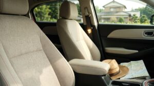 砥部町の車内クリーニング｜帰省ラッシュの渋滞で蓄積する汗・皮脂をシートから落とす