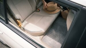 ミニバンで帰省するご家族へ｜南城市 ミニバン 車内クリーニングで食べこぼしをケア