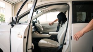 三世代とペットが乗り込む数日に備え、長岡市 車内クリーニングで運転席まわりを整える