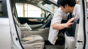 岡山県岡山市の車内クリーニング｜中古車のお墓参り帰り、泥がつく運転席まわりを整える