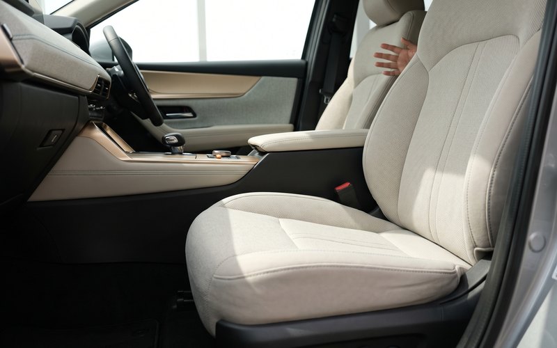 洗浄後の軽自動車ファブリックシートに、Starexの水性シートコーティングを全体へ均一に施工している場面