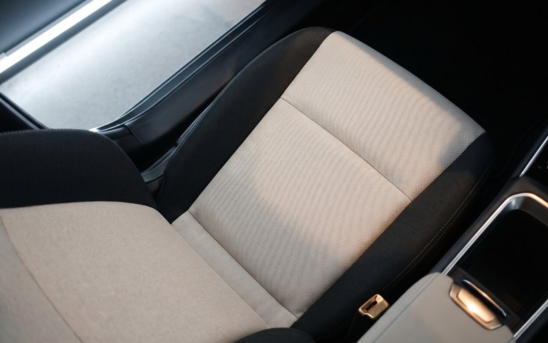 洗浄と乾燥を終えたミニバンのシートに水性シートコーティングを施工している場面