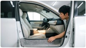 岡山市 車内クリーニング｜おみやげの液だれ・ニオイ移りを運転席まわりから一掃する