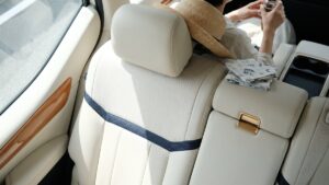 埼玉県比企郡 車内クリーニング｜中古車のヘッドレストとアームレストのニオイを整える