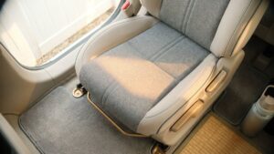 帰省中の車中泊・仮眠でこもるニオイと湿気、広島市の車内クリーニングでリセット